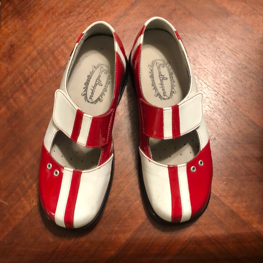 SandBaggers patented leather red/white golf shoes.